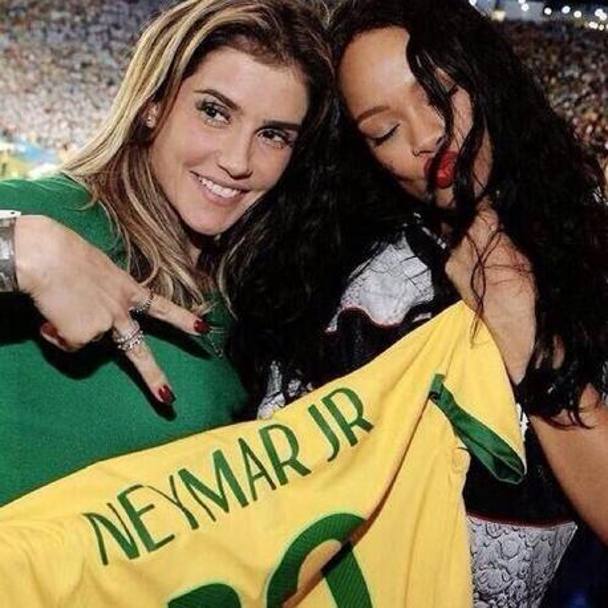 Un altro omaggio ai padroni di casa: in posa con la maglia di Neymar